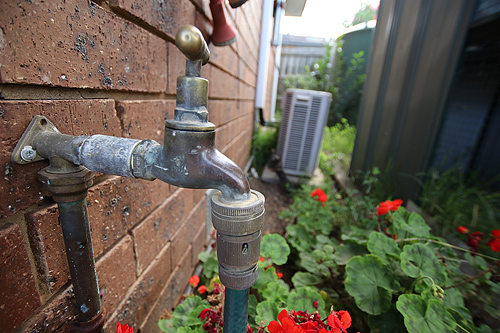 Ein separater Wasserhahn, für den Garten, hilft Kosten zu sparen. <br> © pixabay